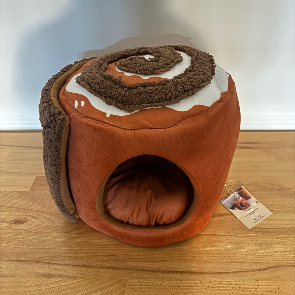 NWT Swiss Roll Pet Bed